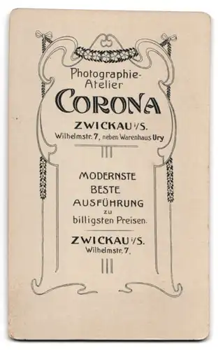 Fotografie Corona, Zwickau i. S., Wilhelmstrasse 7, kleines blondes Mädchen mit Blume in der Hand