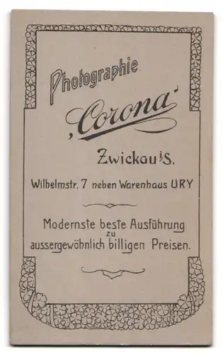 Fotografie Corona, Zwickau i. S., Wilhelmstrasse 7, junger Mann mit Hut in der Hand