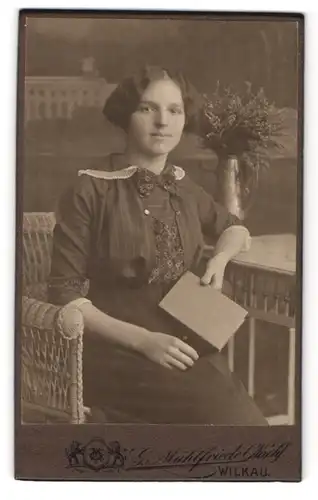 Fotografie Gustav Mühlfriedel, Wilkau i. S., junges Fräulein mit Buch in der Hand