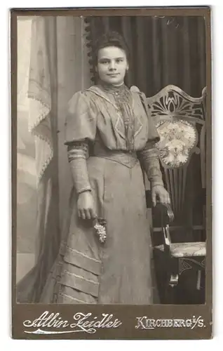 Fotografie Albin Zeidler, Kirchberg i. S., Neumarkt 238, junge Frau mit Blume in der Hand