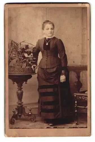 Fotografie Carl Schneider, Reichenbach i. V., Weinholdstrasse, Portrait Frau im Kleid mit Halskette