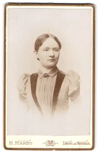 Fotografie Heinr. Hardt, Limburg, Portrait Frau mit Mittelscheitel