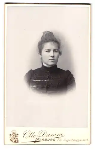 Fotografie Otto Damm, Marburg i. H., Augustinergasse 1, junge Dame mit hochgestecktem Haar