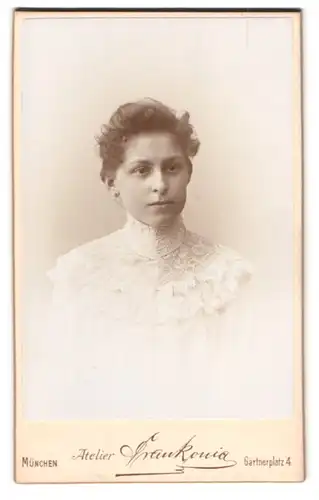 Fotografie Frankonia, München, Gärtnerplatz 4, hübsche Frau im weissen Kleid