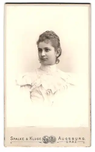 Fotografie Spalke & Kluge, Augsburg, Fuggerstrasse a. Grottenau, junge Dame mit hochgestecktem Haar