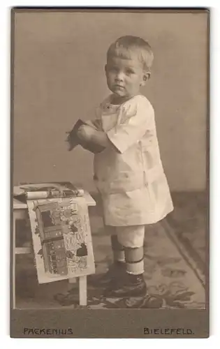 Fotografie Franz Packenius, Bielefeld, Niedernstrasse 14, kleiner Junge mit Kinderbuch
