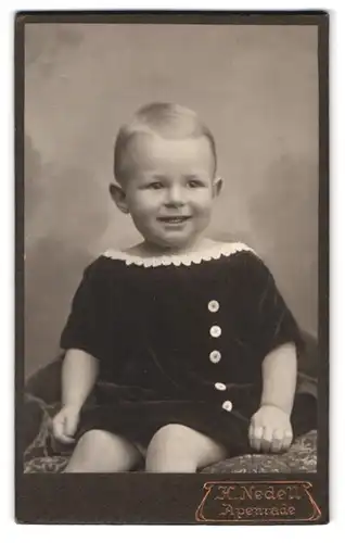 Fotografie H. Nedell, Apenrade, Portrait kleines Kind mit nettem Lachen