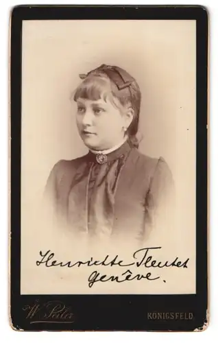 Fotografie W. Peiler, Königsfeld, Henriette mit Schleife im Haar