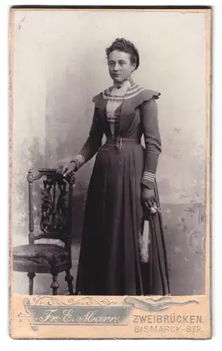 Fotografie Fr. E. Marr, Zweibrücken, Bismarck-Strasse, bürgerliche Frau in tailliertem Kleid mit Fächer