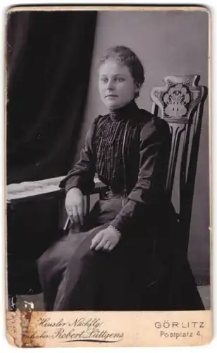 Fotografie Robert Lüttgens, Görlitz, Postplatz 4, junge Frau in schwarzem Kleid
