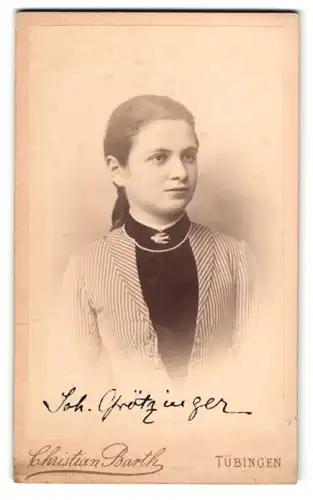 Fotografie Christian Barth, Tübingen, Gartenstrasse 7, Fräulein im gestreiften Kleid
