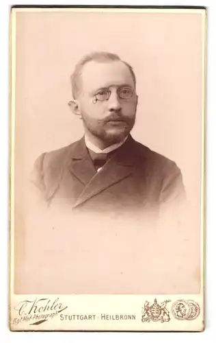 Fotografie C. Kohler, Stuttgart, Friedrichstrasse 32, bürgerlicher Herr mit Zwicker im Portrait