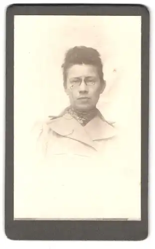 Fotografie Fotograf und Ort unbekannt, bürgerliche Frau im Mantel mit Zwicker