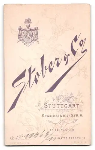 Fotografie Stober & Co., Stuttgart, Gymnasiumstrasse 6, bürgerliche Dame in weissem Kleid