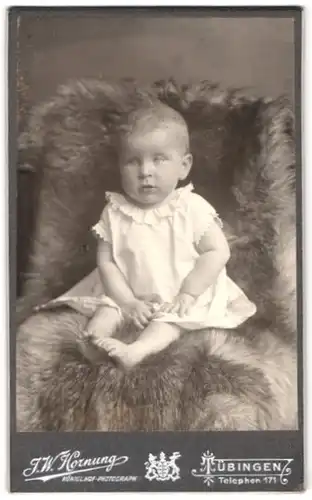 Fotografie J.W. Hornung, Tübingen, Uhland-Strasse 11, Kindchen im Kleidchen