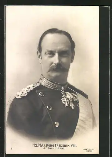 AK König Frederik VIII. von Dänemark in Galauuniform mit Orden