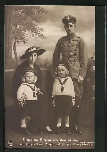 AK Ernst August Herzog von Braunschweig mit Gemahlin und den Herzogen Ernst August und Georg