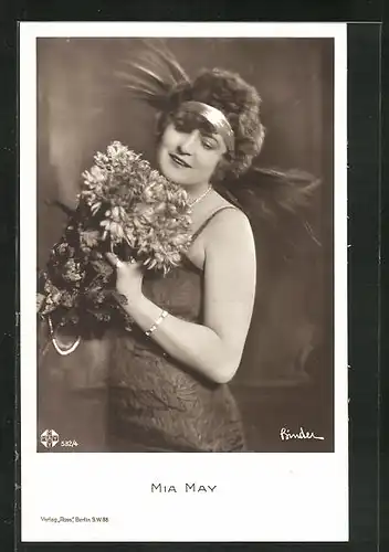 AK Schauspielerin Mia May im Kleid mit Blumen