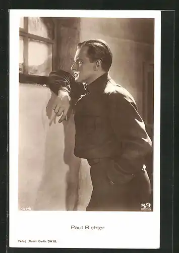 AK Schauspieler Paul Richter steht am Fenster