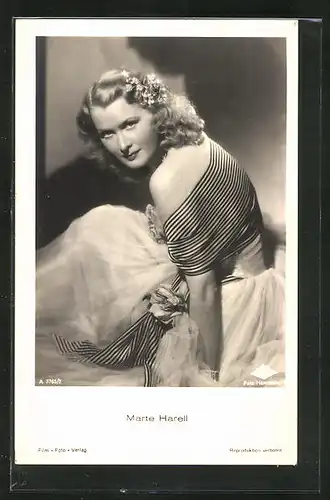 AK Schauspielerin Marte Harell sitzt auf dem Boden