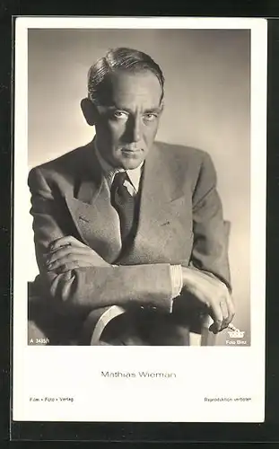 AK Schauspieler Mathias Wieman raucht eine Zigarette