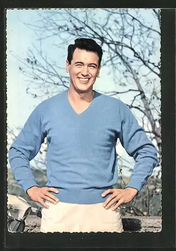 AK Schauspieler Rock Hudson im blauen Pullover