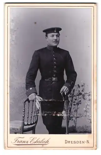 Fotografie Franz Ehrlich, Dresden-N., Königsbrückerstr. 105, Portrait Soldat, Degen mit Portepee