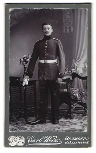 Fotografie Carl Weiss, Bromberg, Johannisstr. 8, Portrait Soldat mit Kaiserbart, Bajonett am Koppel