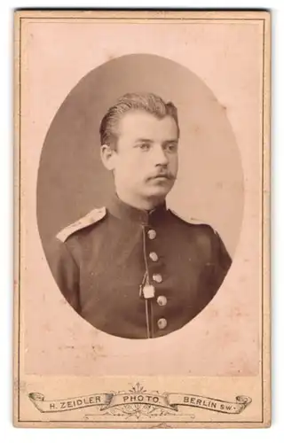 Fotografie H. Zeidler, Berlin, Jerusalemerstr. 59, Portrait junger Soldat, Schulterstück Rgt. 9