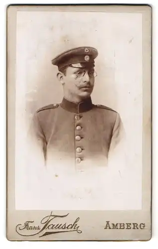 Fotografie Franz Tausch, Amberg, Maxplatz 108, Portrait Soldat mit Zwicker, Schulterstück Rgt. 6