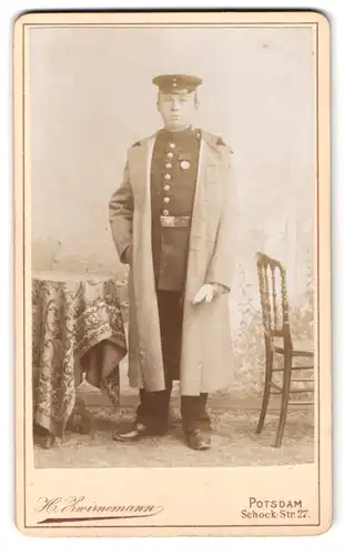 Fotografie H. Zwirnemann, Potsdam, Schockstr. 27, Portrait Soldat im Mantel mit Orden