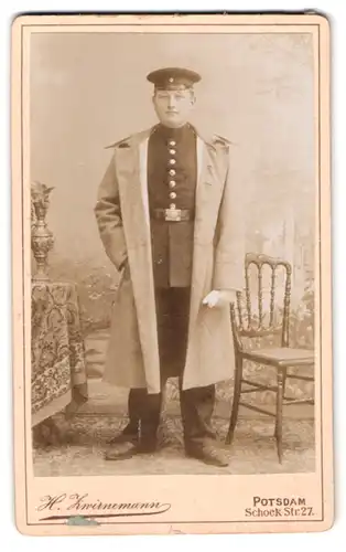 Fotografie H. Zwirnemann, Potsdam, Schockstr. 27, Portrait Soldat im Uniformmantel