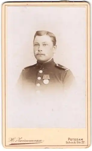 Fotografie H. Zwirnemann, Potsdam, Schockstr. 27, Portrait Soldat mit Orden an der Uniform