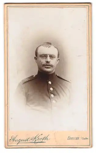 Fotografie August Kroth, Dieuze i/Loth., Portrait Soldat mit Zwicker, Schulterstück Rgt. 136