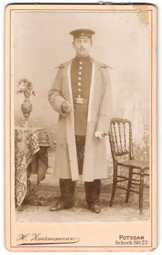 Fotografie H. Zwirnemann, Potsdam, Schockstr. 27, Portrait Soldat im Uniformmantel