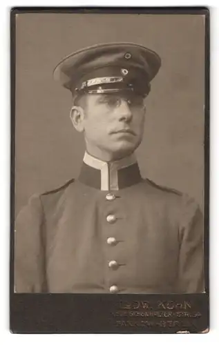 Fotografie Ludw. Kühn, Berlin-Pankow, Neue Schönholzer Str. 34, Portrait Soldat mit Zwicker und Uniformmütze