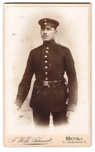 Fotografie F. Wilh. Schmidt, Metz, St. Medardenstr. 10, Portrait Soldat der Artillerie