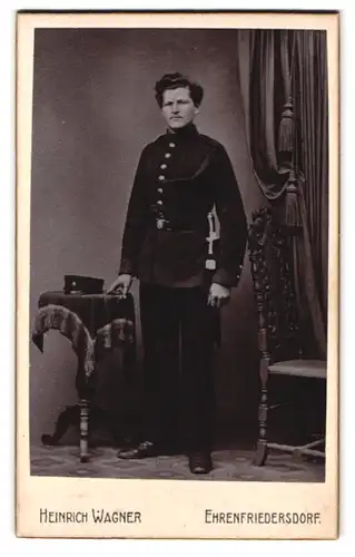 Fotografie Heinrich Wagner, Ehrenfriedersdorf, Chemnitzerstrasse, Portrait Soldat mit Kordel an der Uniform