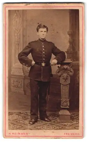Fotografie H. Reimann, Freiberg, Weingasse 679, Portrait Soldat in Studiokulisse posierend