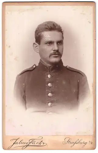 Fotografie Julius Fuchs, Strassburg i. E., Schreiberstubgasse 6, Soldat in Feldgrau im Portrait