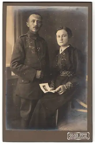 Fotografie Julius Dürr, Bischofswerda, Soldat mit seiner Braut im Portrait