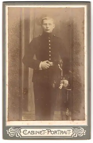 Fotografie Fotograf und Ort unbekannt, Junger Soldat in Gardeuniform mit Bajonett am Koppel