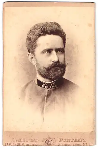 Fotografie Carl Kroh, Wien, Piaristengasse 20, Offizier des Österreichischen Heeres im Portrait