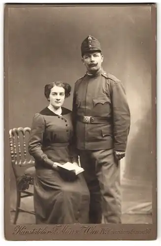 Fotografie F. Münz, Wien, Favoritenstrasse 58, Soldat in Feldgrau mit seiner Frau im Portrait