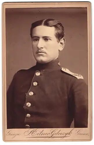 Fotografie P. Eitner-Gdeyzyk, Gnesen, Soldat des 49. Rgt. im Portrait