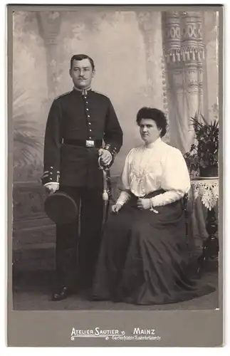 Fotografie Atelier Sautier, Mainz, Gartenfeldstrasse 15, Soldat mit Säbel mit seiner Gattin im Portrait