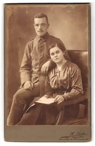 Fotografie H. Leske, Spandau, Schönwalderstrasse 2, junger Soldat in Feldgrau mit seiner Frau im Portrait