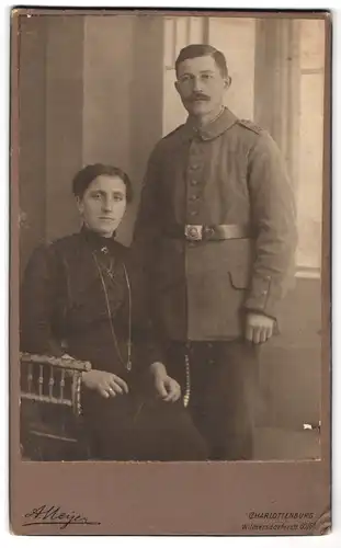 Fotografie A. Meyer, Charlottenburg, Wilmersdorferstrasse 60 /61, Soldat im Feldgrau mit seiner Gattin im Portrait