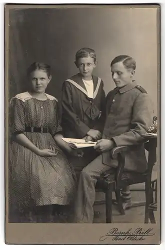 Fotografie Bernh. Prill, Bad Oldesloe, Soldat in Feldgrau mit Gattin und Sohn im Portrait