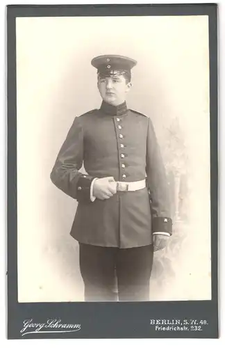 Fotografie Georg Schramm, Berlin, Friedrichstrasse 232, junger Soldat in Uniform